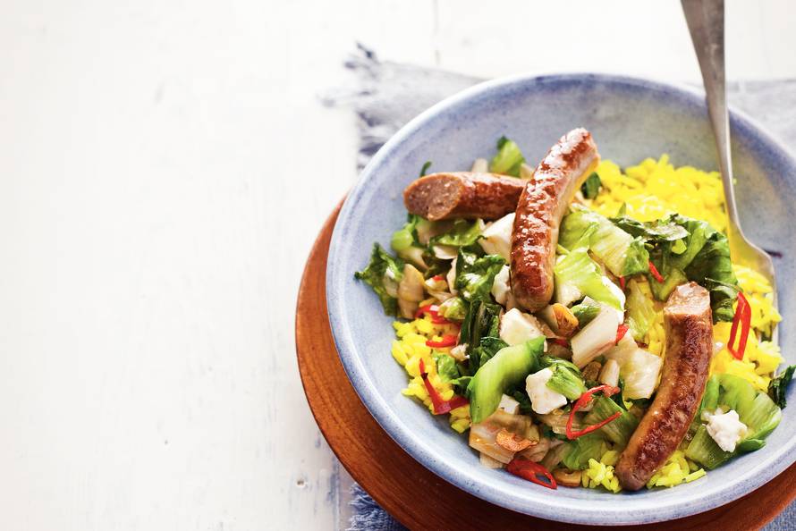 Lamsworstjes met gesmoorde andijvie en gele pandanrijst